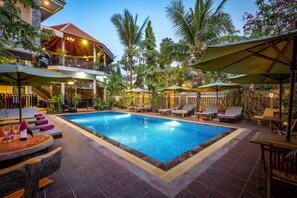 Kolam renang outdoor, dengan kursi berjemur