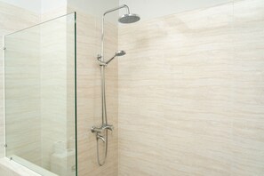 Hydromassage showerhead, free toiletries, hair dryer, bathrobes - Reveal Angkor Hotel (Siem Reap)