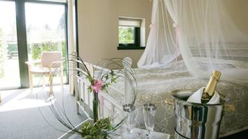 Pengeskab på værelset, skrivebord, strygejern/strygebræt