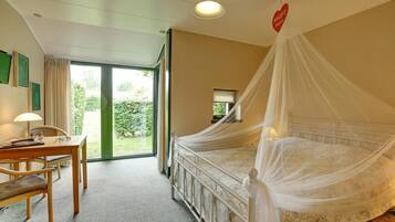 Peti besi dalam bilik, meja, seterika/papan seterika