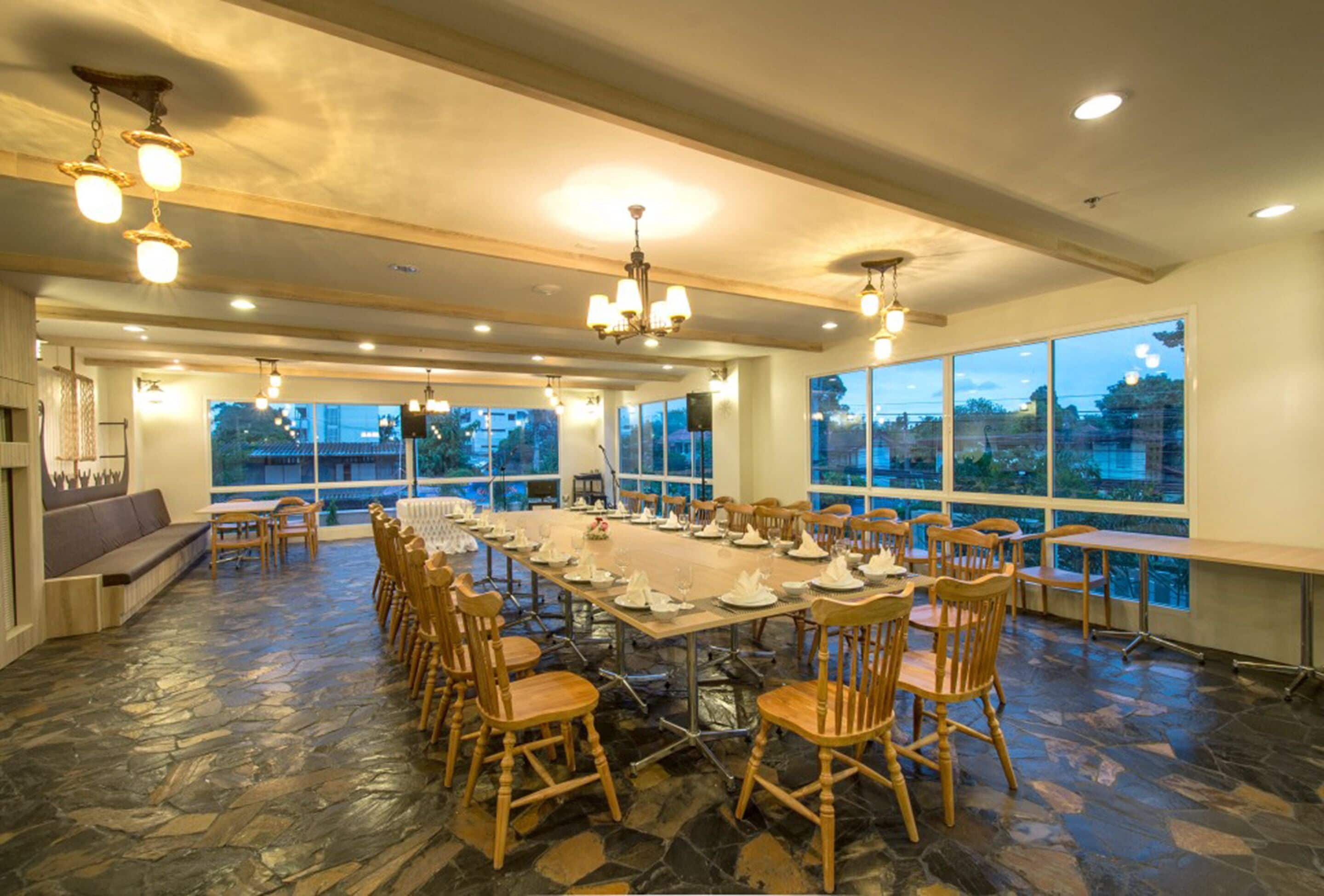 breakfast, lunch, dinner served; thai cuisine