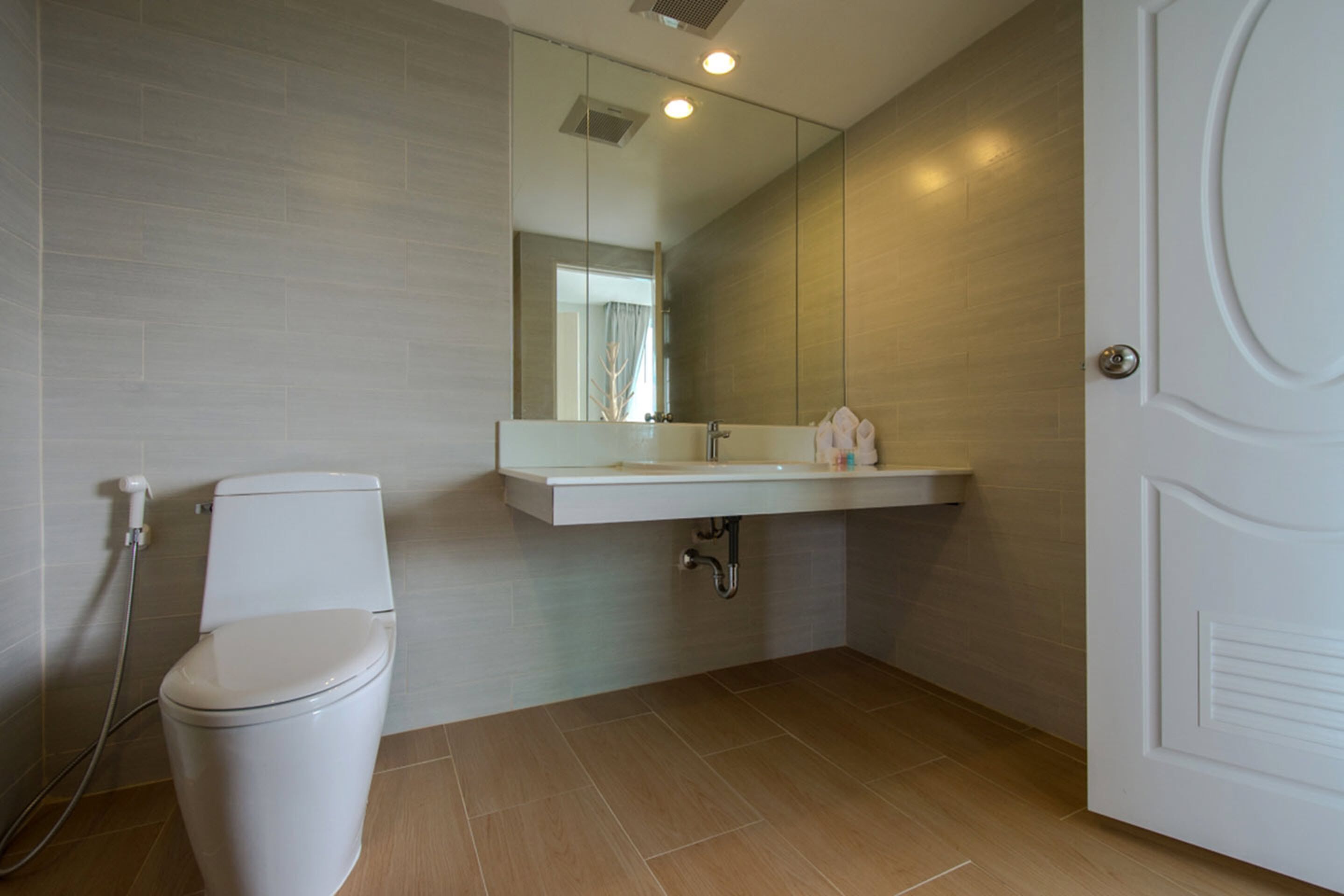 junior suite | bathroom | free toiletries, towels