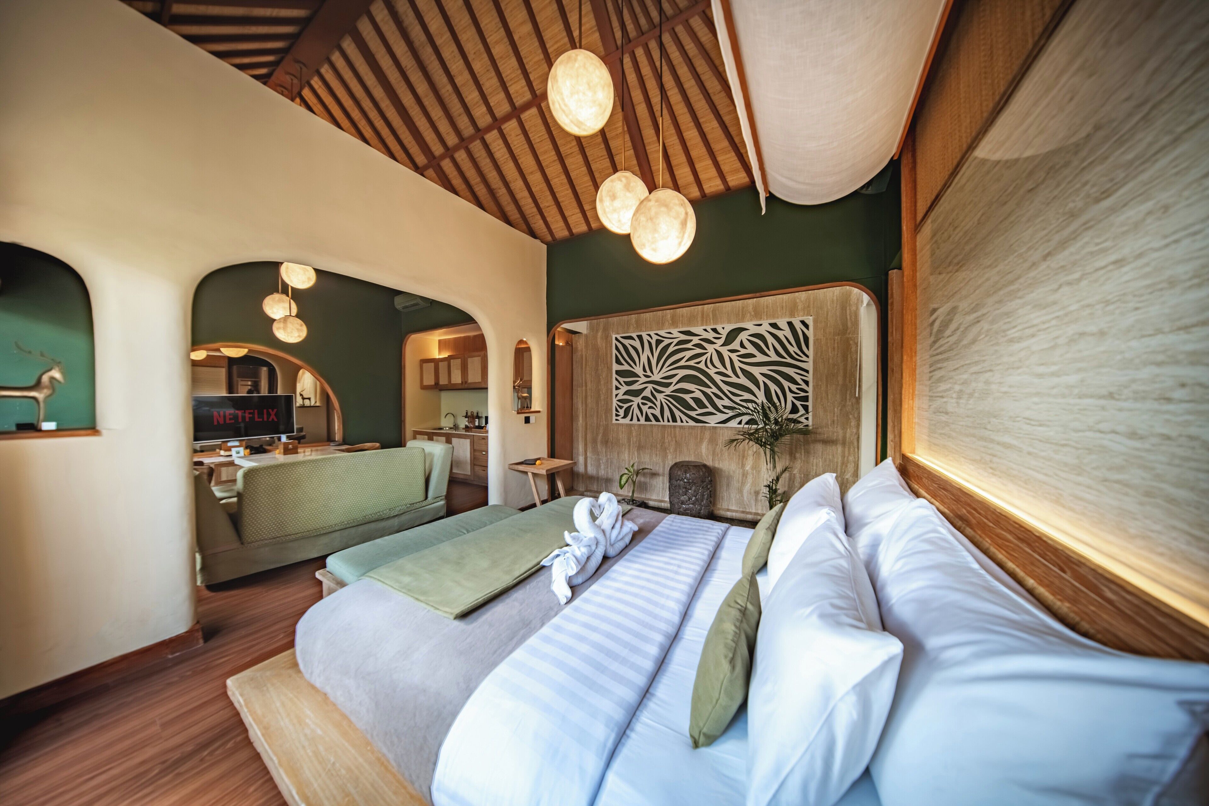 Minibar, caja de seguridad en la habitación y escritorio 