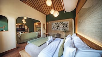 Minibar, caja de seguridad en la habitación y escritorio