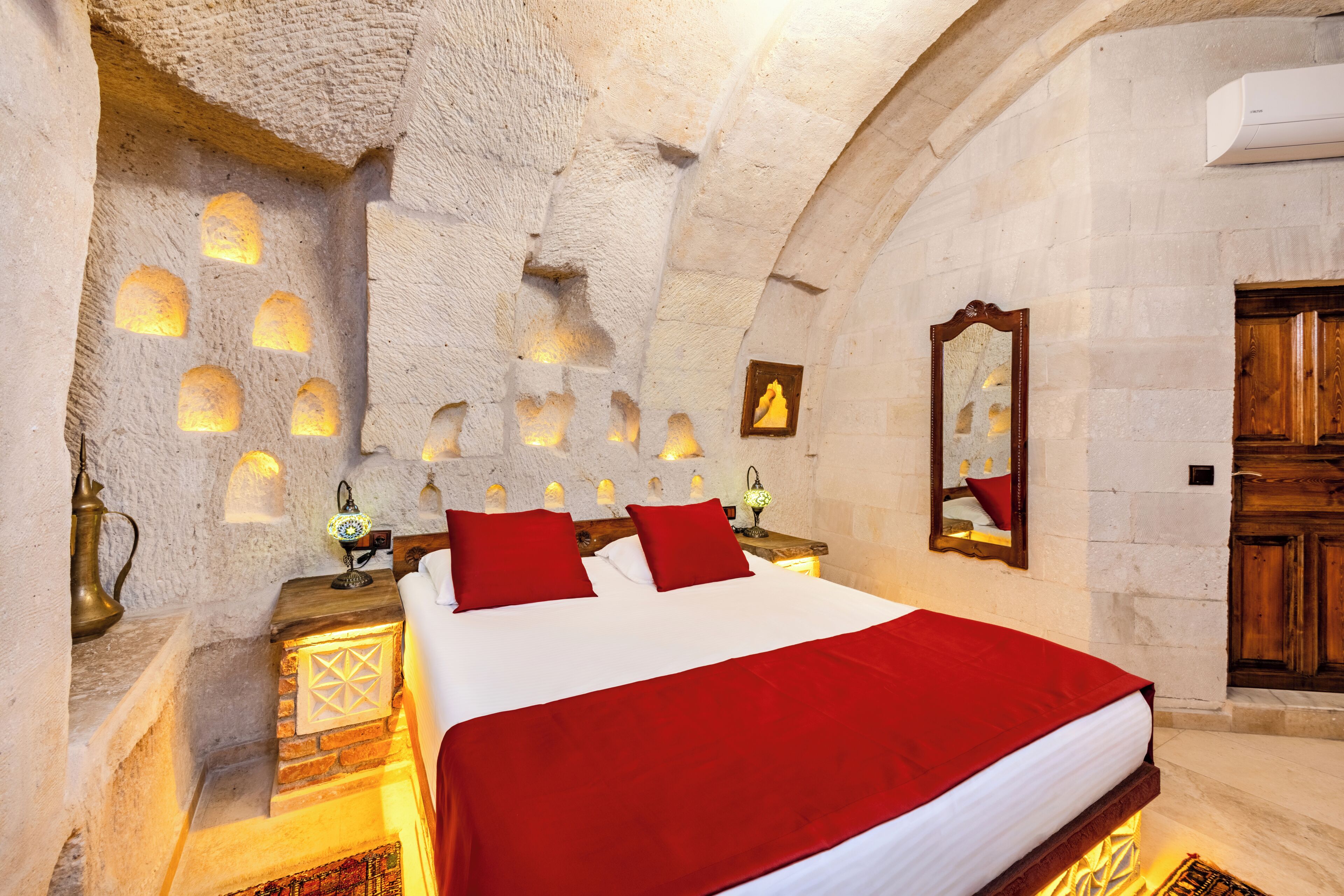 Minibar, escritorio y espacio para trabajar con laptop 