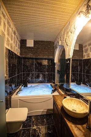 Suite | Badezimmer | Badewanne und Dusche (separat), Whirlpool, Regendusche, Haartrockner