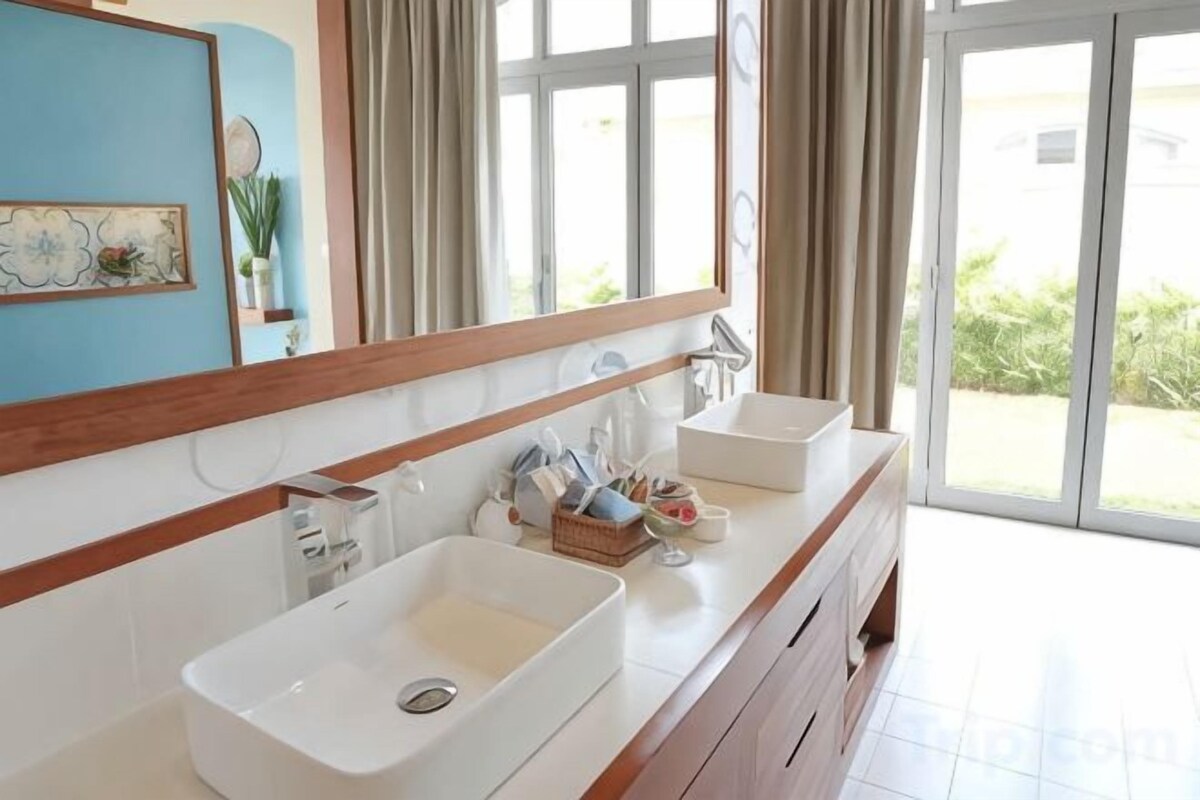 Bathroom | Separate tub and shower, deep soaking tub, free toiletries, hair dryer