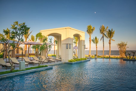 Una piscina al aire libre, sombrillas, sillones reclinables de piscina. FLC Luxury Resort Samson