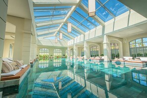 室外游泳池，提供泳池遮陽傘和日光浴躺椅