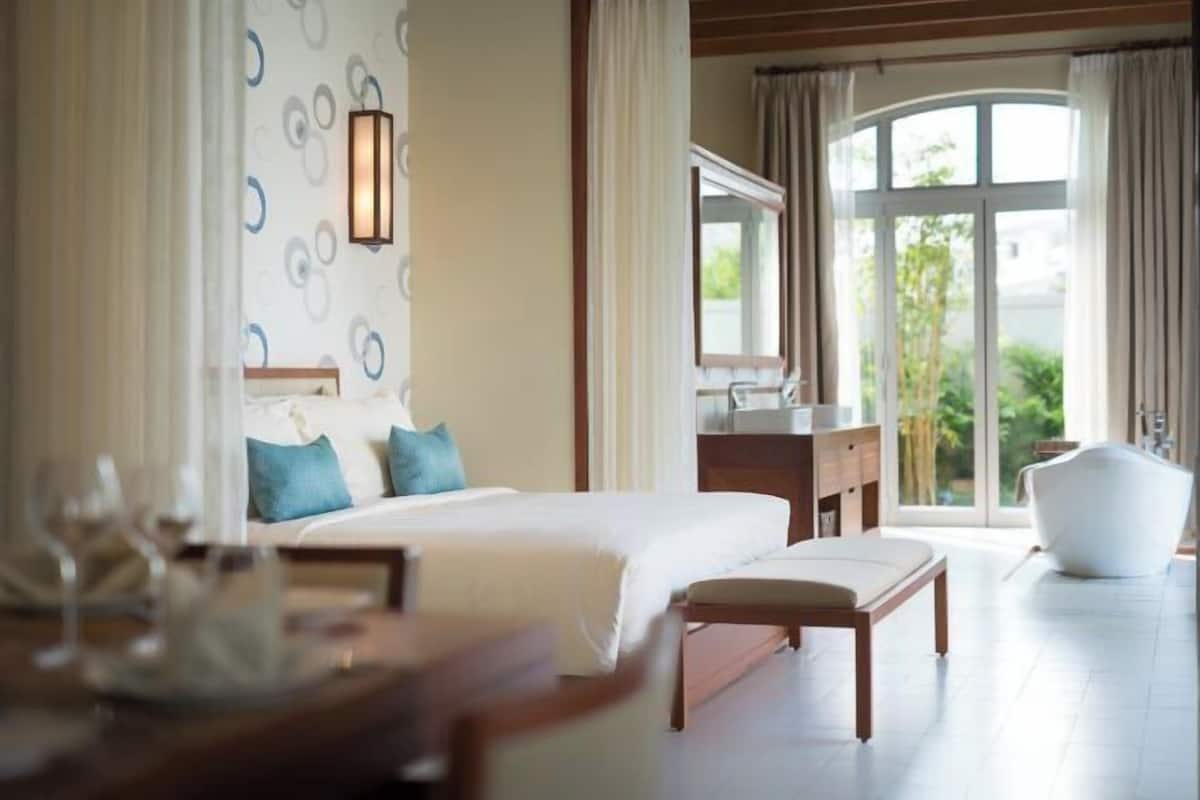 Premium bedding, minibar, in-room safe, desk