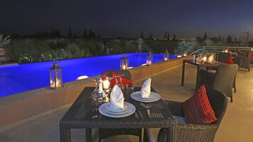 Phục vụ bữa sáng, bữa trưa, bữa tối, đặc sản vùng, nhìn ra hồ bơi