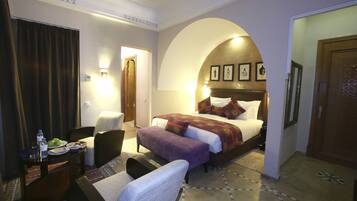 Suite, Bebas Asap Rokok, pemandangan halaman | 1 kamar tidur, seprai premium, brankas, dan didekorasi berbeda-beda