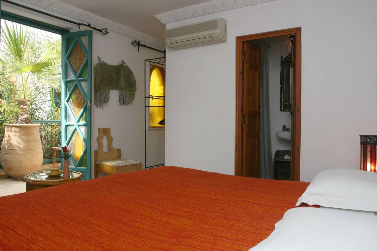 Habitación superior | Ropa de cama de alta calidad, caja fuerte, escritorio y cortinas opacas