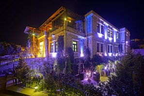 Fachada de la propiedad por la tarde o noche