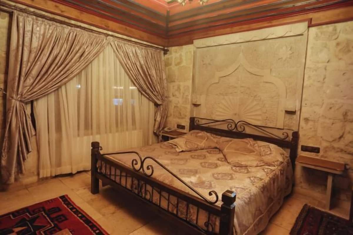 Minibar, caja de seguridad en la habitación, wifi gratis y ropa de cama