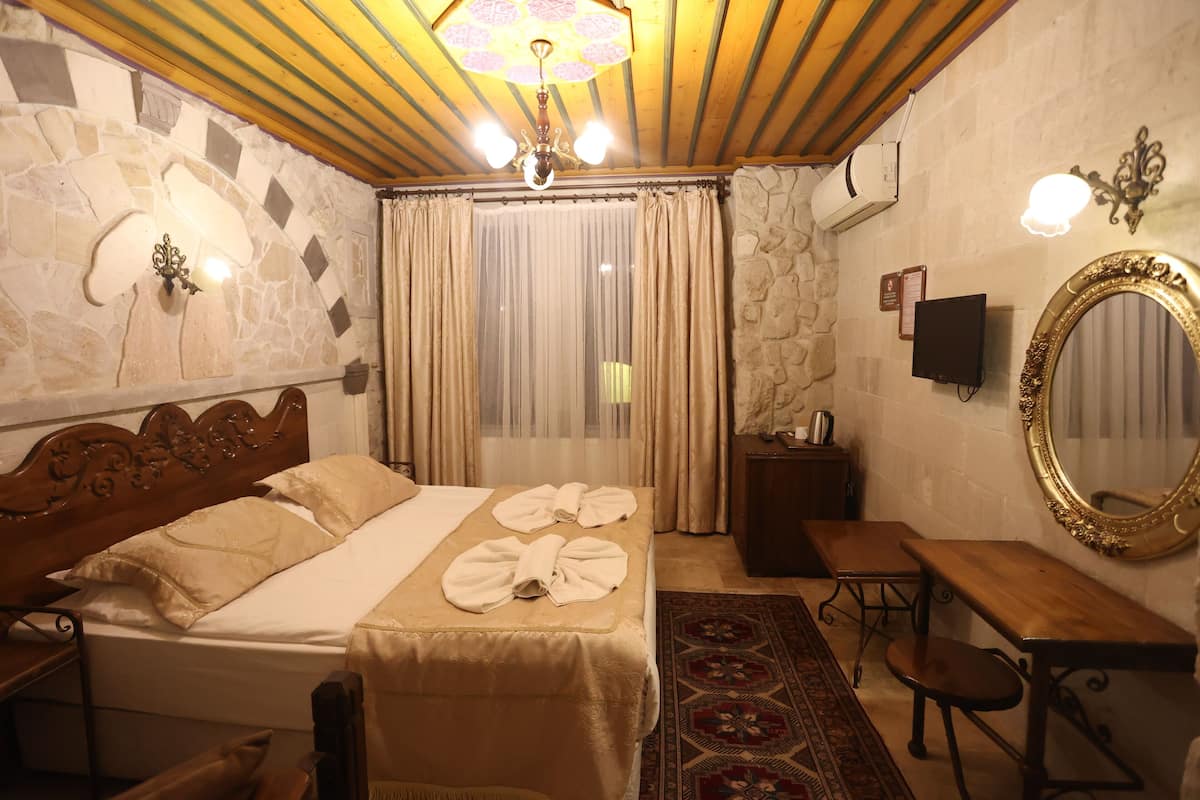 Kahden hengen standard-huone | Minibaari, tallelokero huoneessa, ilmainen Wi-Fi, vuodevaatteet