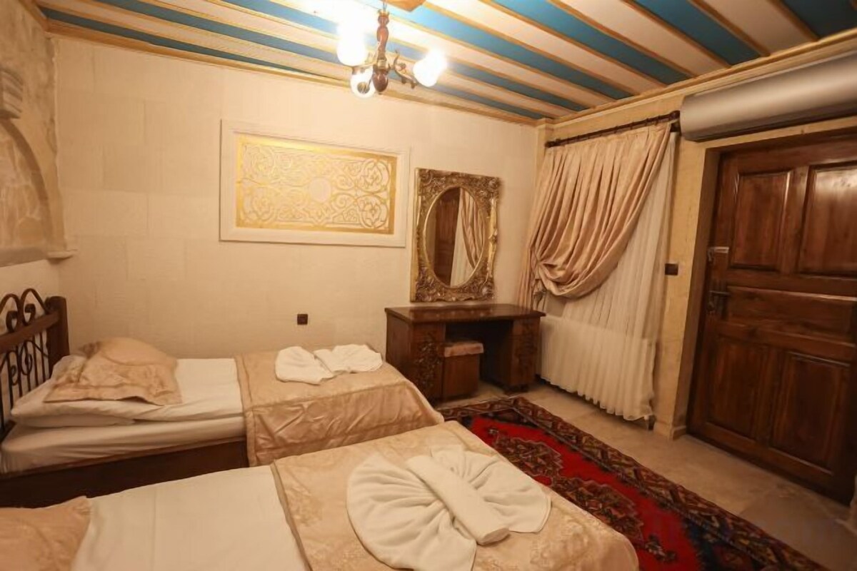 Minibar, in-room safe, laptop workspace, WiFi (free)