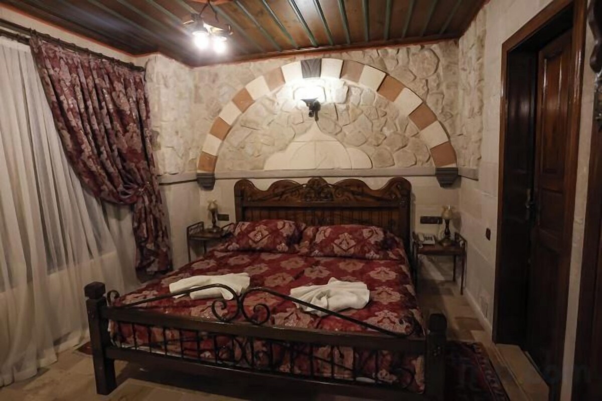Minibar, in-room safe, laptop workspace, WiFi (free)