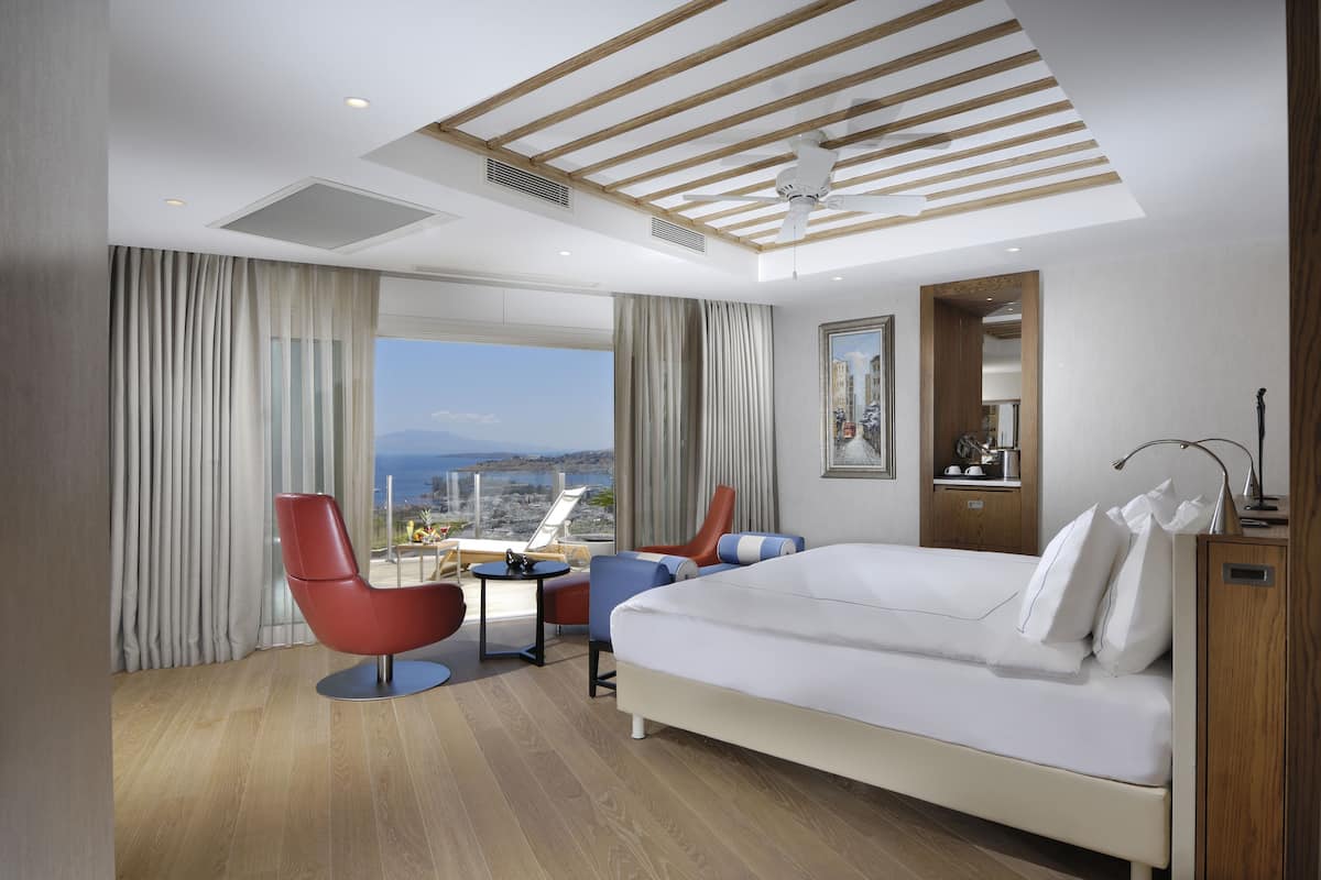 4 bedrooms, premium bedding, minibar, in-room safe