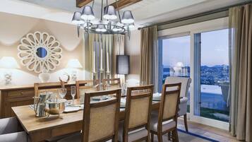 Deluxe villa, 5 slaapkamers, uitzicht op zee | Woonkamer | Een flatscreentelevisie