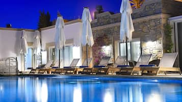 Piscine extérieure, parasols de plage, chaises longues