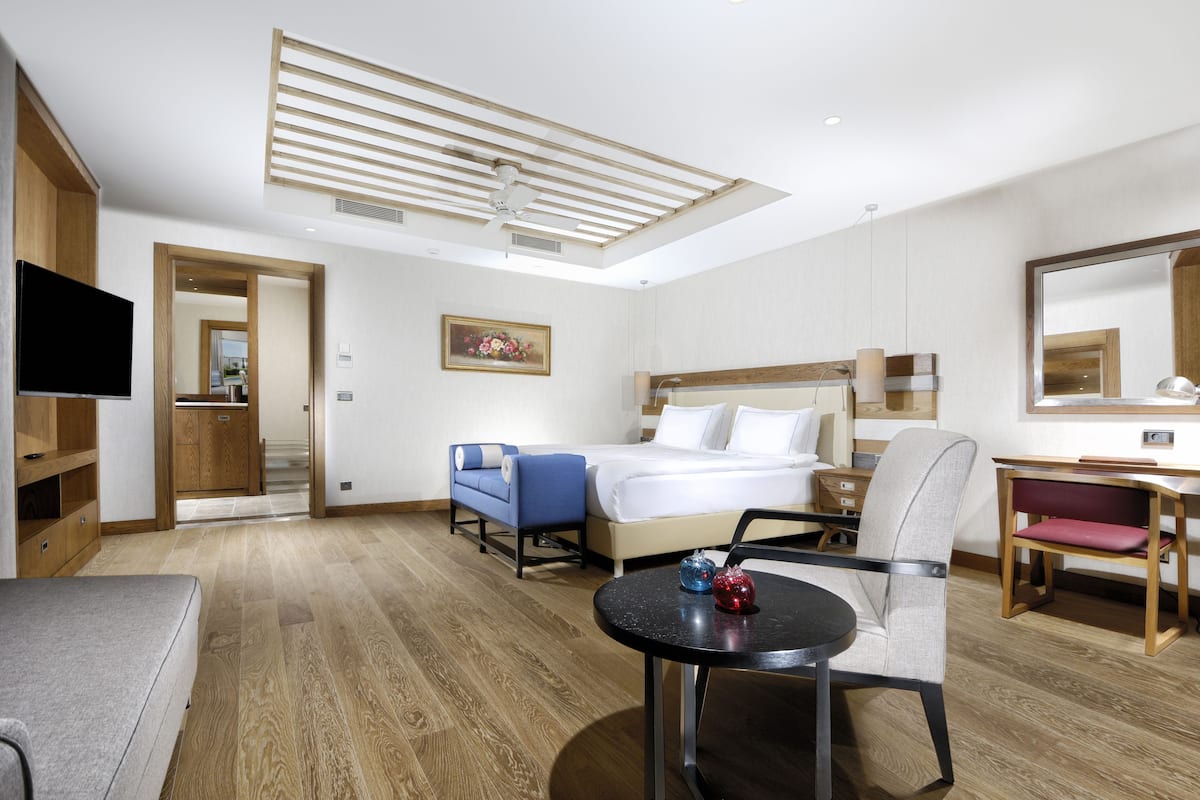 Premium bedding, minibar, in-room safe, blackout drapes