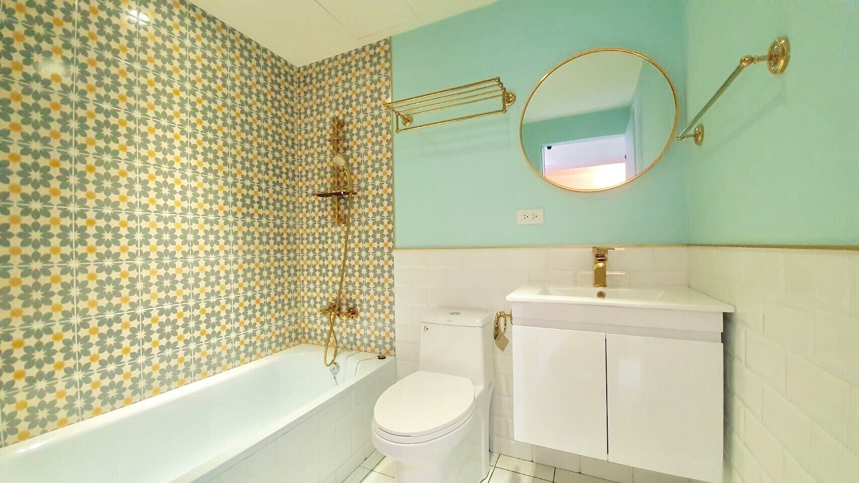 A bathroom with a bathtub, toilet, and sink.