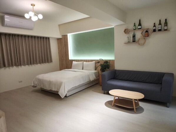 Chambre supérieure double | Literie de qualité, couette en duvet, bureau, fer et planche à repasser