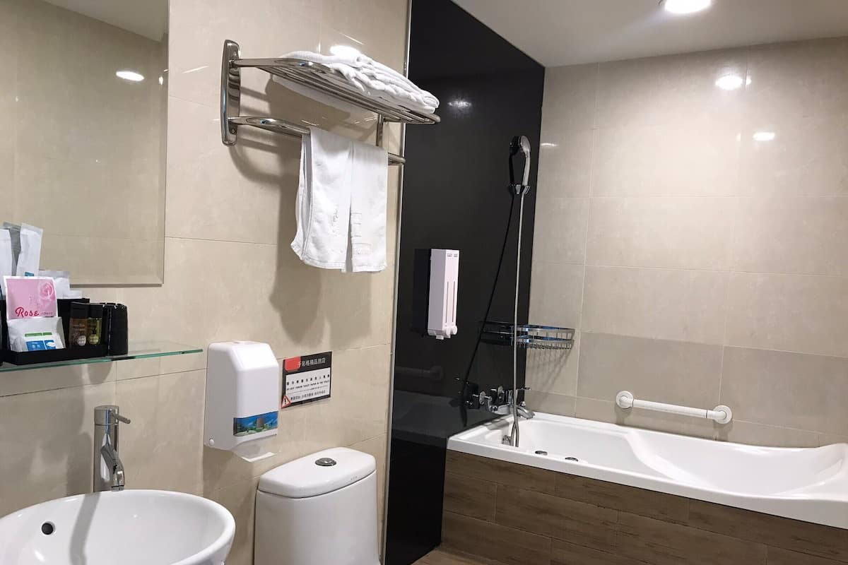 Deluxe Double Room | Bathroom | Free toiletries, hair dryer, slippers, towels
