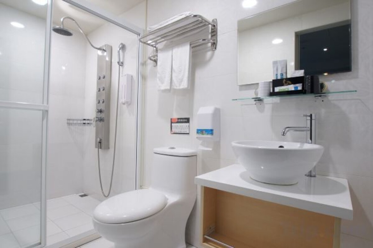 Kostenlose Toilettenartikel, Haartrockner, Hausschuhe, Handtücher