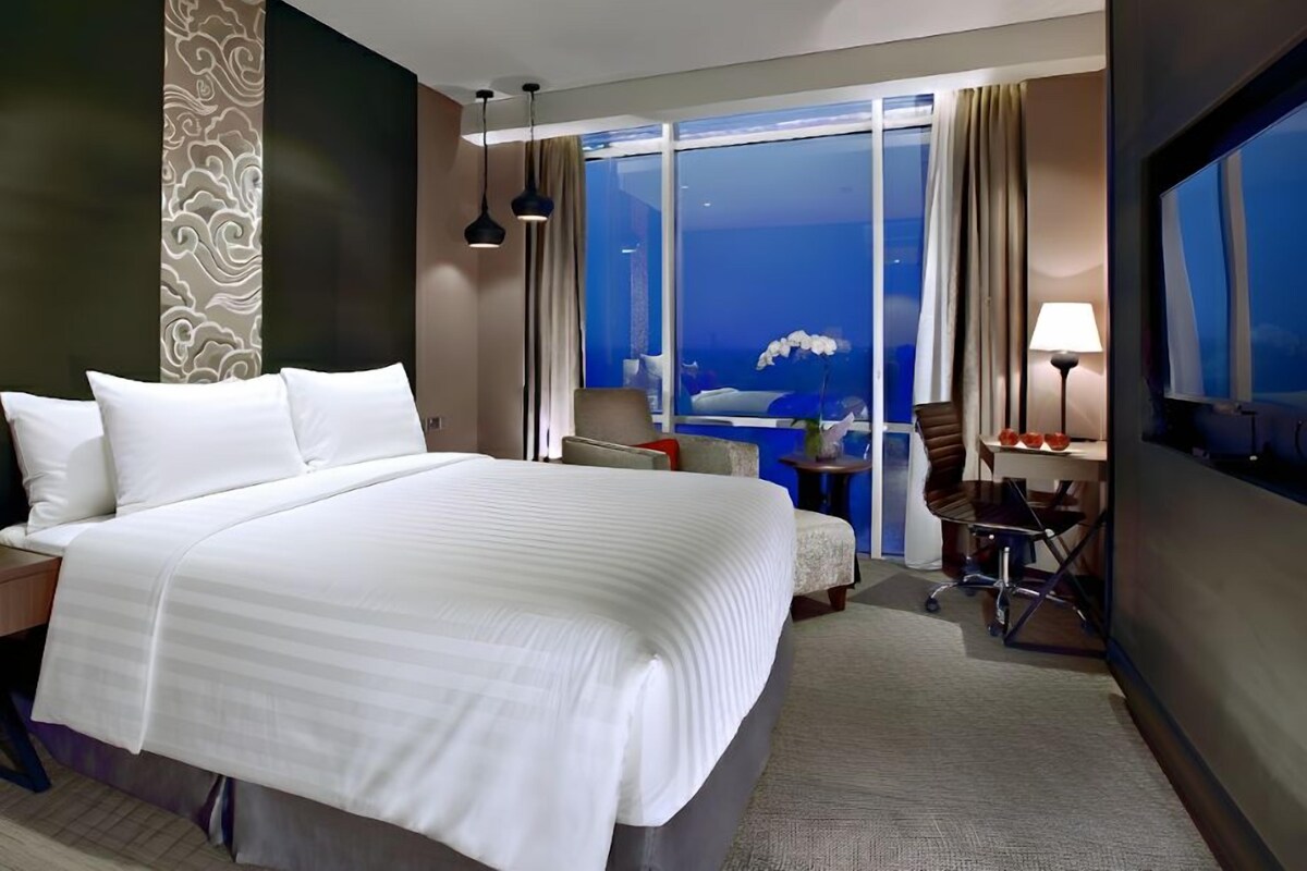 Minibar, in-room safe, soundproofing, WiFi (free)