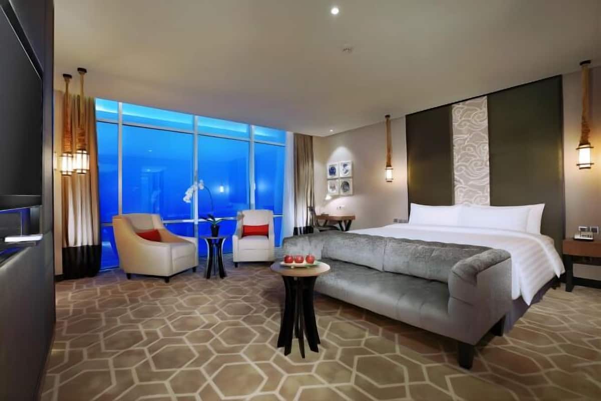 Minibar, Zimmersafe, Schreibtisch, laptopgeeigneter Arbeitsplatz