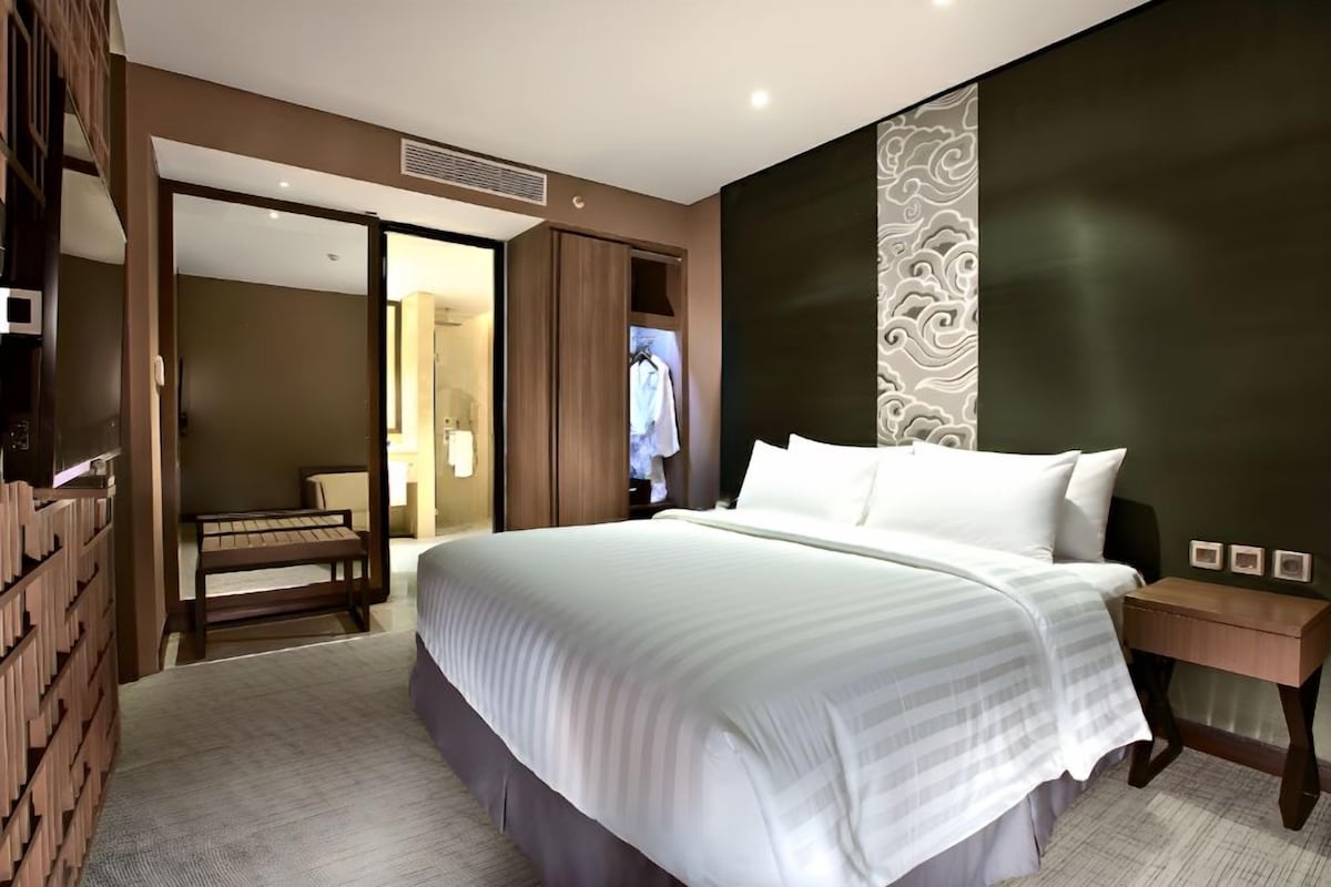 Minibar, in-room safe, soundproofing, WiFi (free)