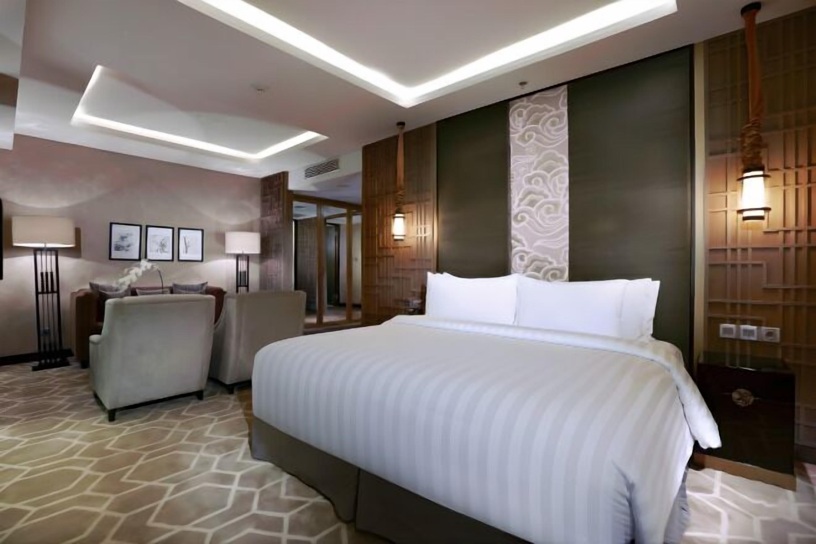 Minibar, in-room safe, desk, laptop workspace