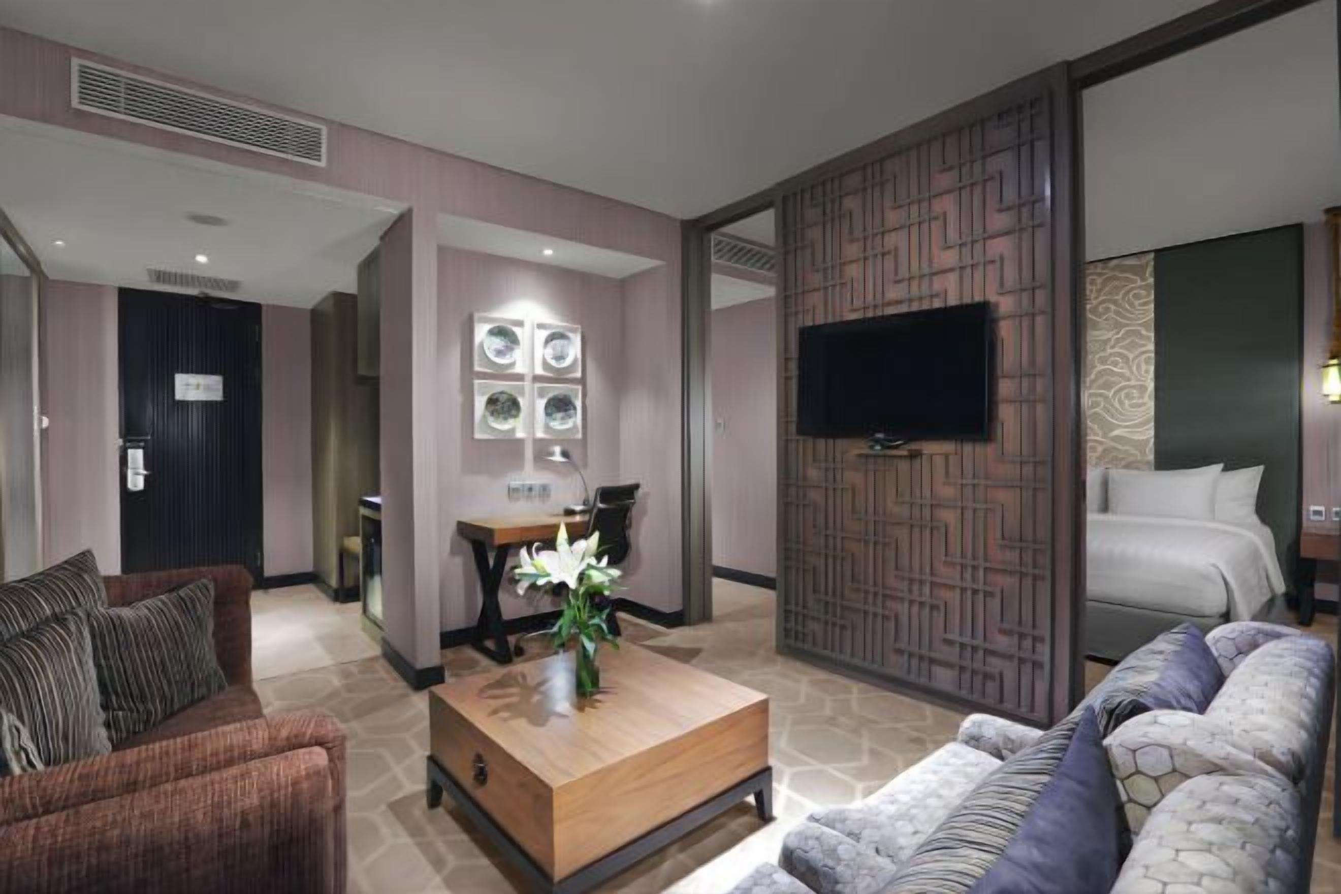 Minibar, in-room safe, desk, laptop workspace