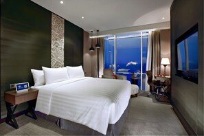 Business Suite (with Breakfast) | Minibar, in-room safe, desk, laptop workspace