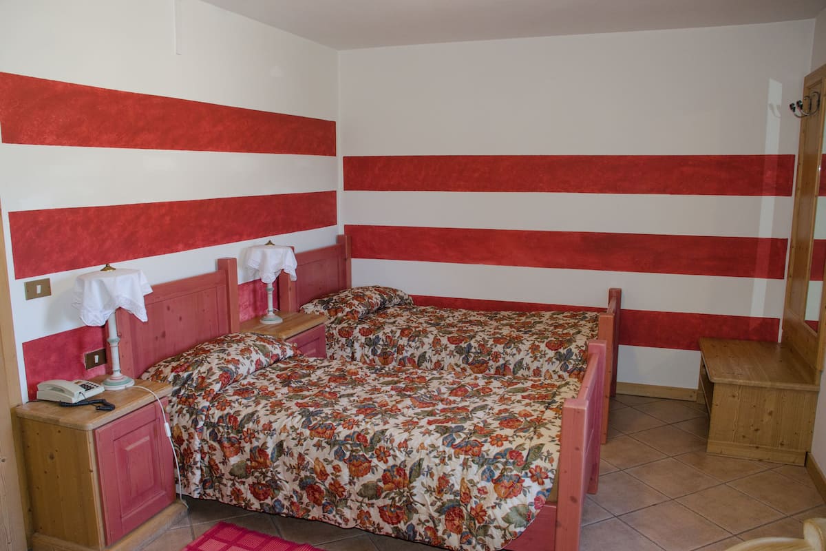 Caja de seguridad en la habitación y escritorio