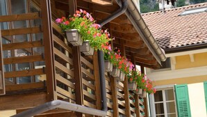 Un bâtiment doté de balcons en bois et de jardinières.
