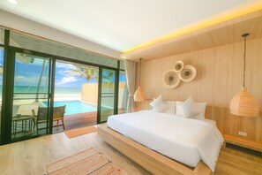Sirarun Beachfront Pool Villa | Minibar, két bảo mật tại phòng, bàn, màn/rèm cản sáng 