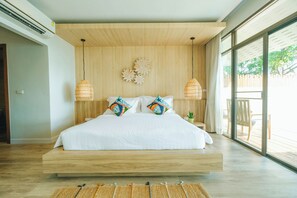 Minibar, caja de seguridad en la habitación y escritorio 