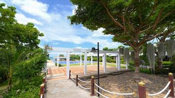 Breakfast, lunch, dinner served; Thai cuisine