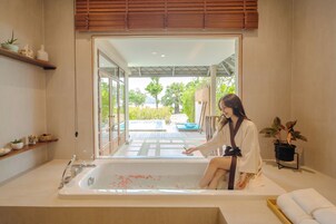 Sirarun Jacuzzi Pool Villa | Bathroom