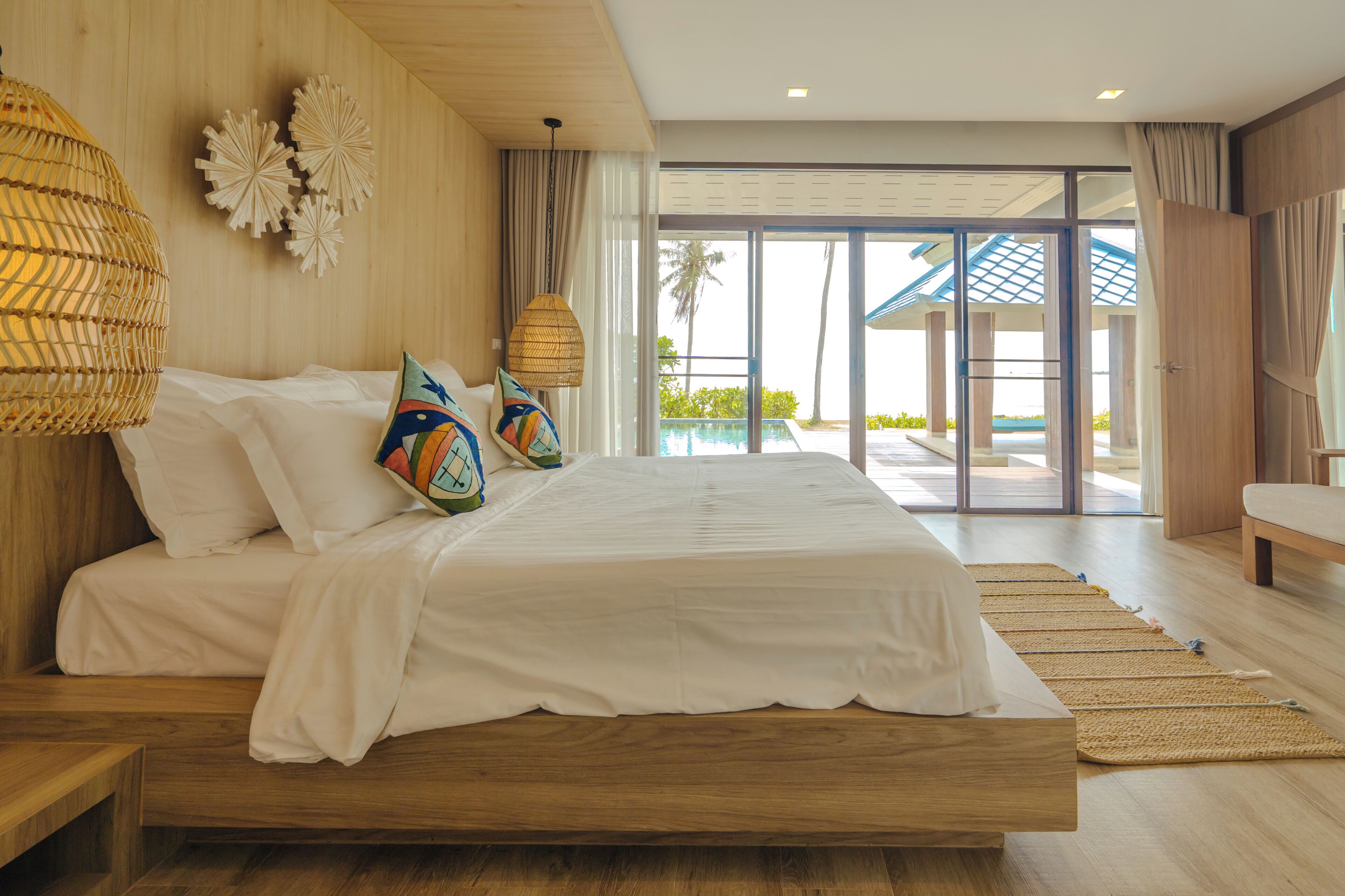 Sirarun Beachfront Pool Villa | Minibar, pengeskab på værelset, skrivebord, mørklægningsgardiner