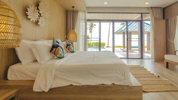 Sirarun Beachfront Pool Villa | Minibar, pengeskab på værelset, skrivebord, mørklægningsgardiner