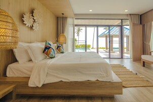 Sirarun Beachfront Pool Villa | Frigobar, cofres nos quartos, escrivaninha, cortinas blackout