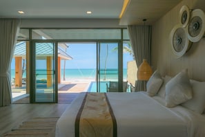 Sirarun Beachfront Villa | Minibaari, tallelokero huoneessa, työpöytä, pimennysverhot