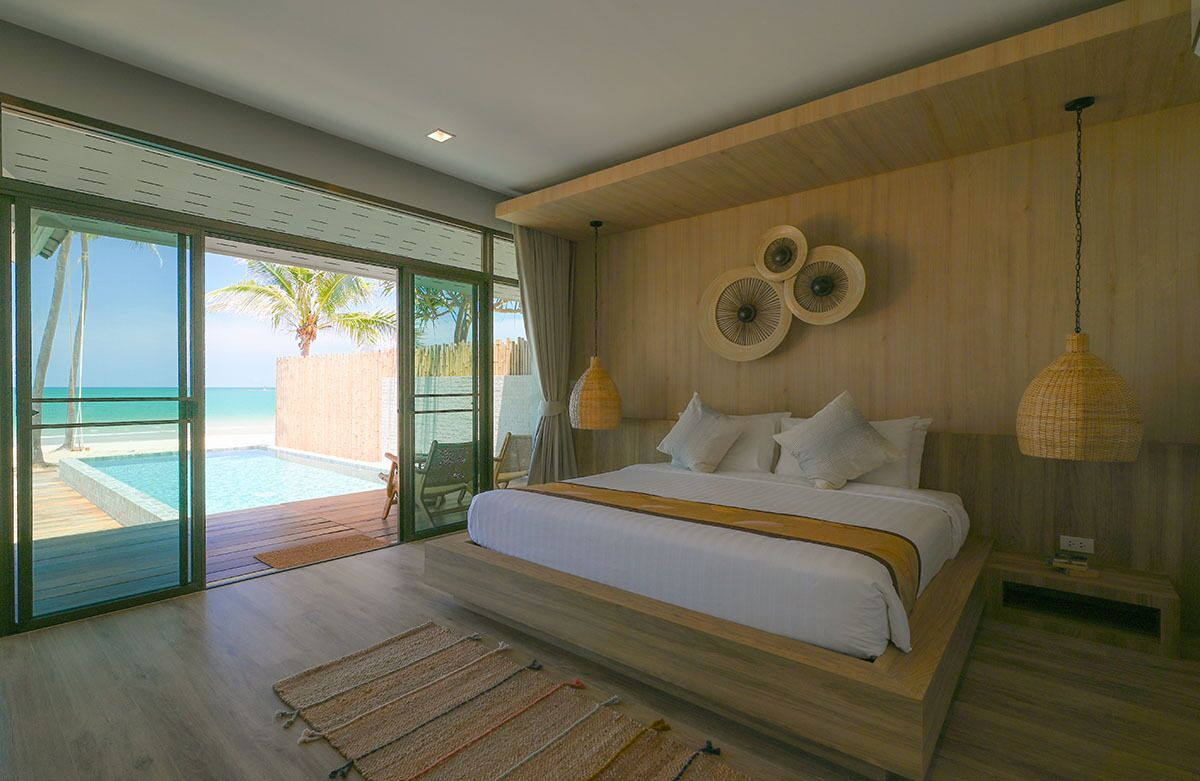 Sirarun Beachfront Pool Villa | Minibar, caja de seguridad en la habitación y escritorio 