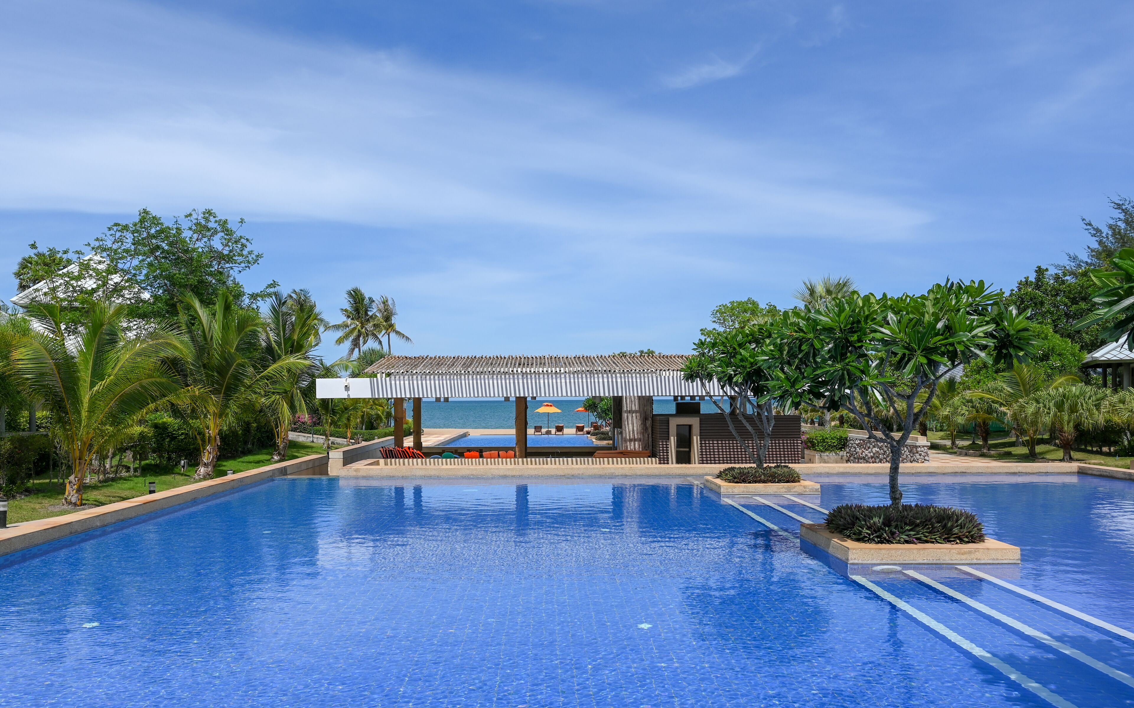 Piscina externa, funciona das 6h às 8h30, guarda-sóis, espreguiçadeiras