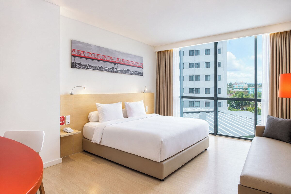 Room (Harris Unique) | Premium bedding, minibar, in-room safe, desk