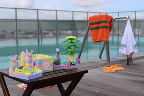 Outdoor pool, pool loungers - HARRIS Hotel Pontianak (Pontianak)